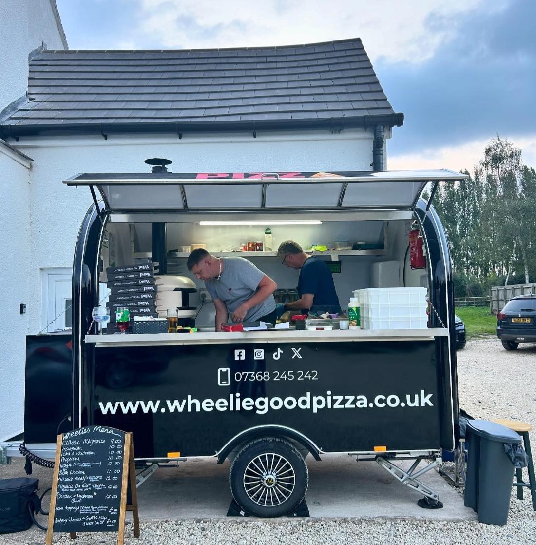 Pizza trailer with two cooks